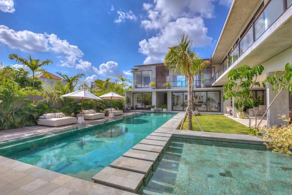 Property building, Swimming pool, sunbed