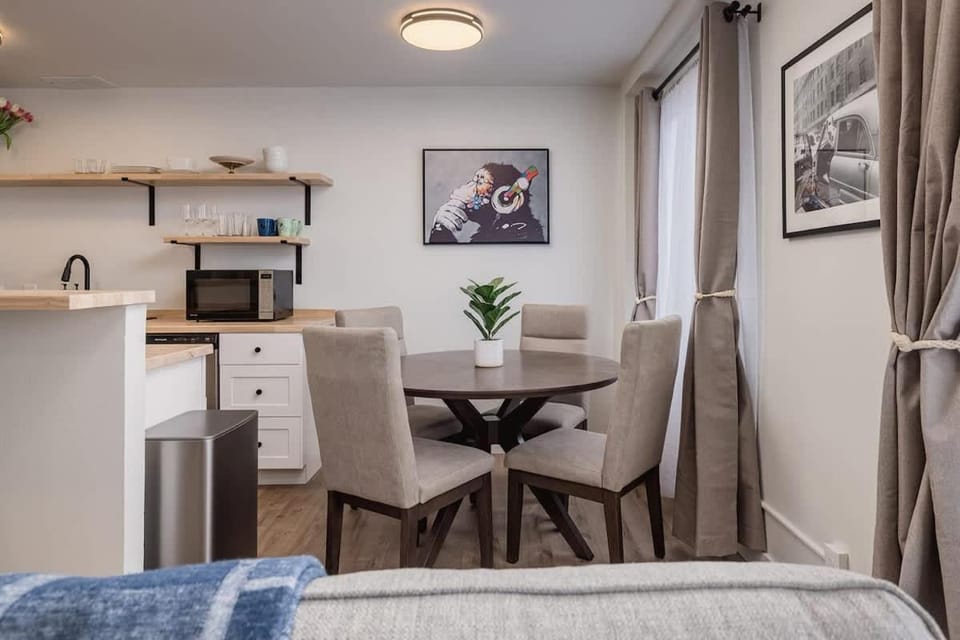 Inlet View Luxe -King Suite - Downtown Anchorage Apartment in Anchorage