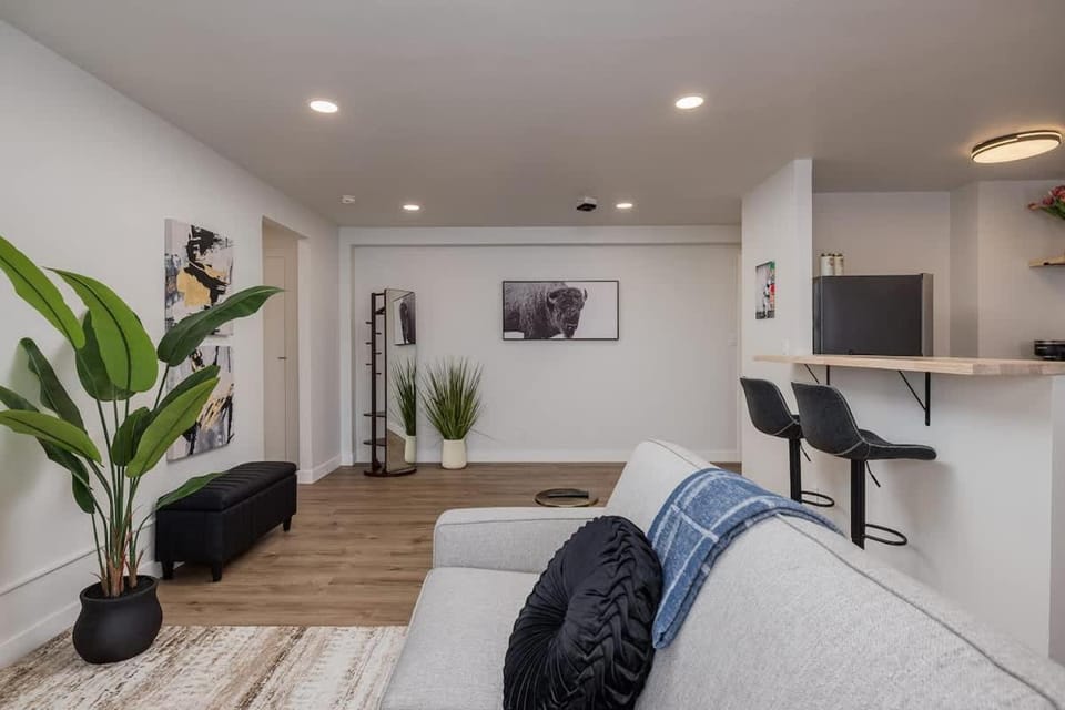 Inlet View Luxe -King Suite - Downtown Anchorage Apartment in Anchorage