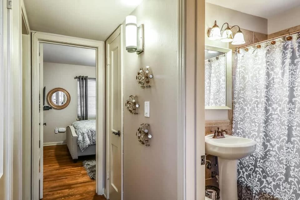 One Bedroom Plaza Condo in Historic Building House in West Plaza