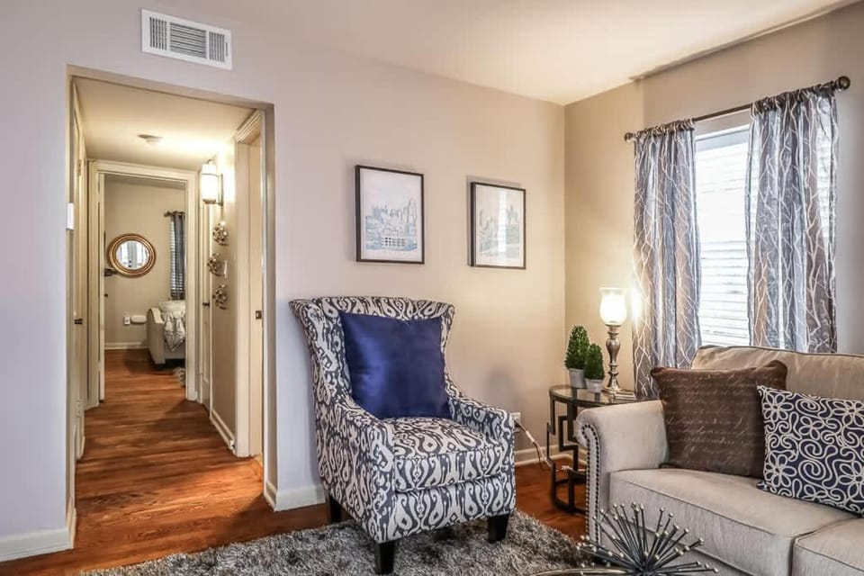 One Bedroom Plaza Condo in Historic Building House in West Plaza