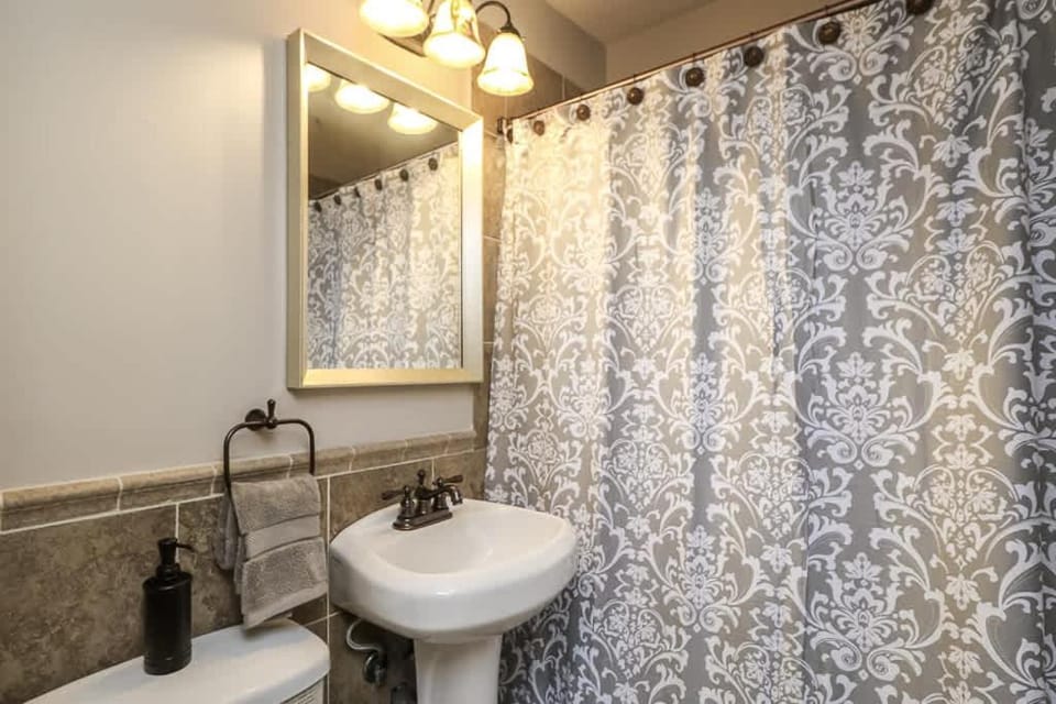 One Bedroom Plaza Condo in Historic Building House in West Plaza