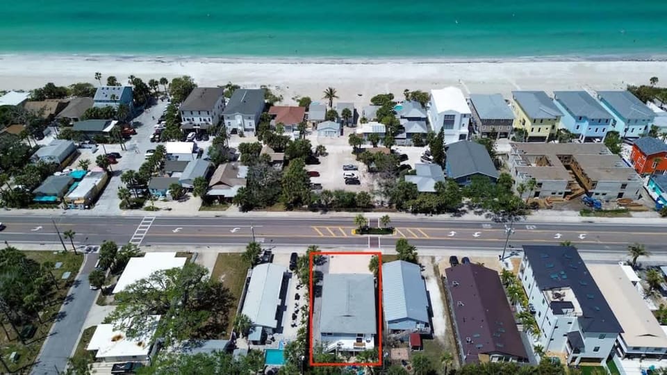 2 Min Walk to Beach with Hot Tub and games House in Indian Rocks Beach