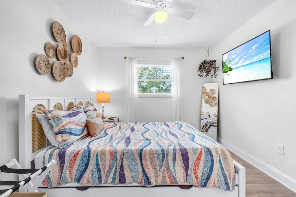 2 Min Walk to Beach with Hot Tub and games House in Indian Rocks Beach
