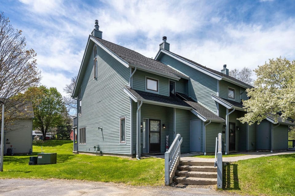 Wildflower Townhouse Steps to Holiday Valley House in Ellicottville