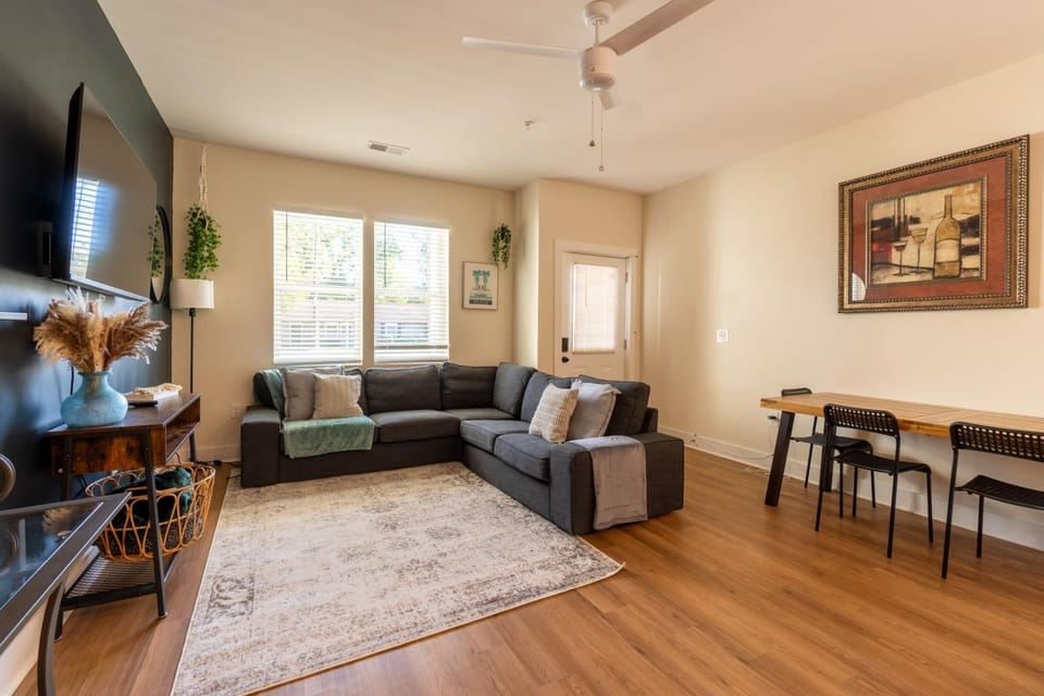Tropical RetreatQueen BedDowntown Wilmington Apartment in Wilmington