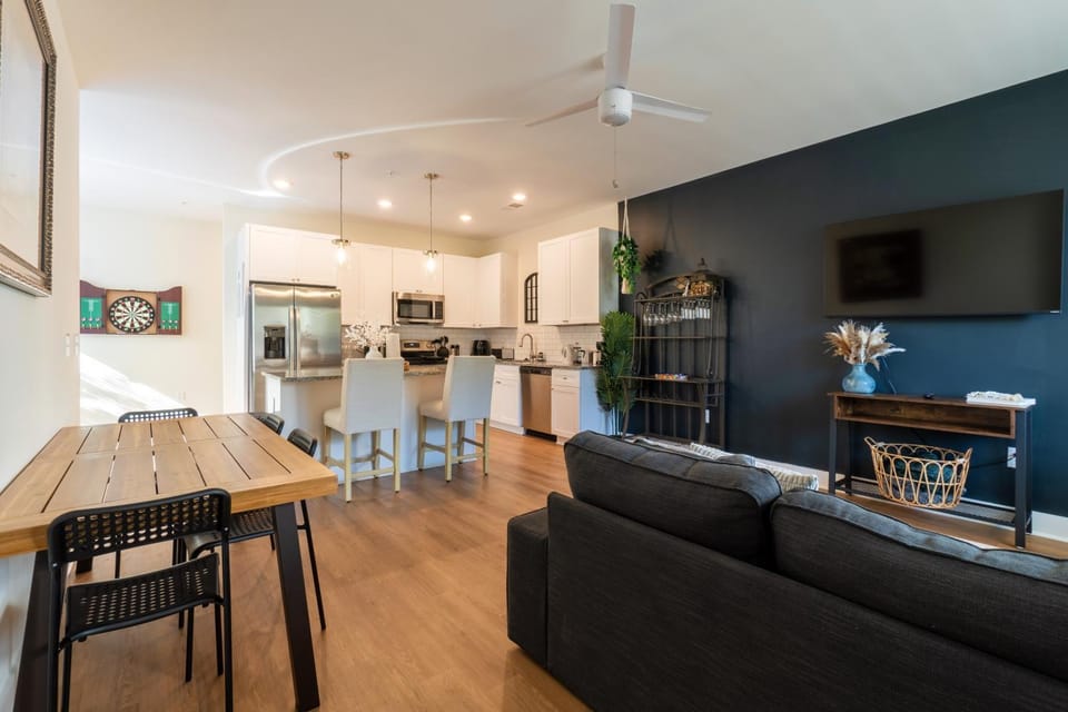 Tropical RetreatQueen BedDowntown Wilmington Apartment in Wilmington
