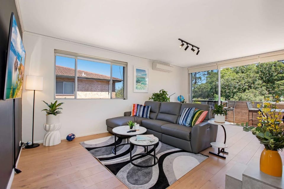 Luxe Modern Quiet 2BR Balcony Parking - Beach 600m Apartment in Sydney
