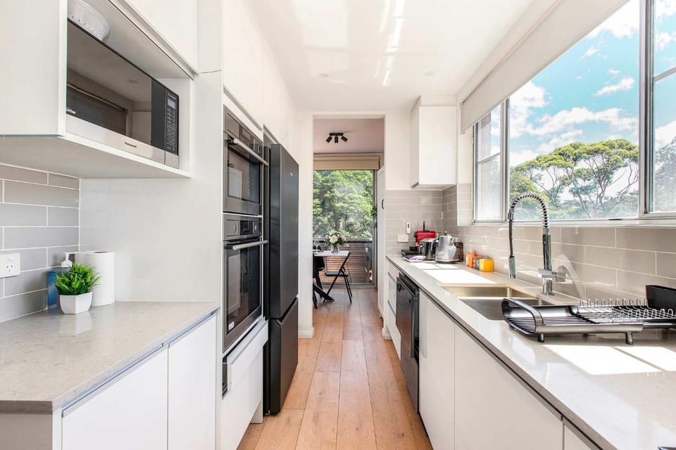 Luxe Modern Quiet 2BR Balcony Parking - Beach 600m Apartment in Sydney