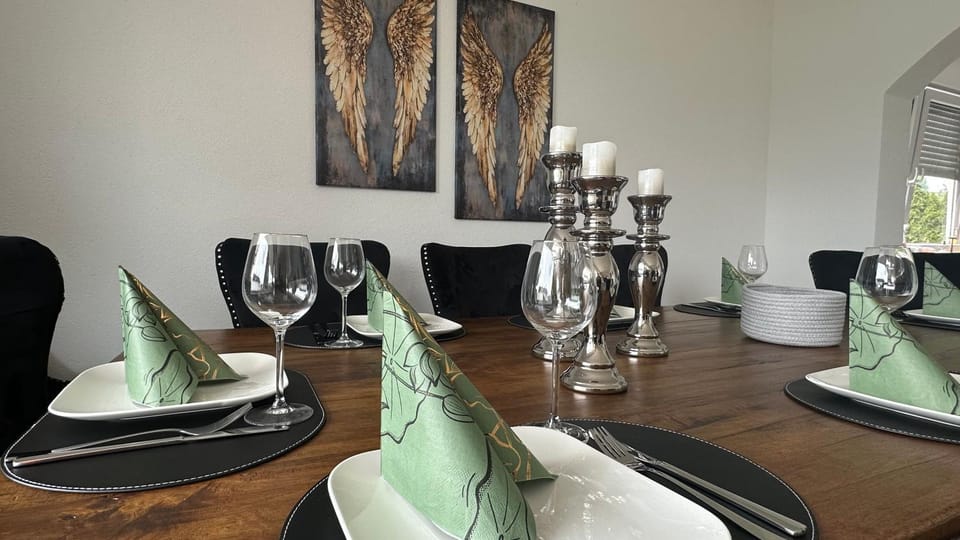 10 min von Legoland entfernter Familienhaus, Moderne ca 100m2 große Wohnung mit Whirlpool, NETFLIX, WLAN, großer Garten, fürs erste Frühstück gefüllter Kühlschrank, wunderschöne Terrasse, privater Parkplatz My Luxury Apartments Apartment in Bavaria