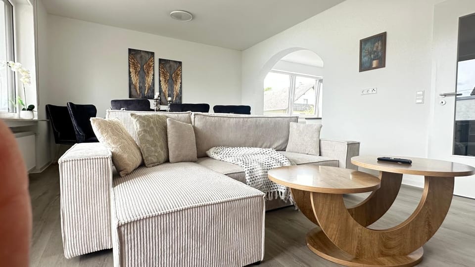 10 min von Legoland entfernter Familienhaus, Moderne ca 100m2 große Wohnung mit Whirlpool, NETFLIX, WLAN, großer Garten, fürs erste Frühstück gefüllter Kühlschrank, wunderschöne Terrasse, privater Parkplatz My Luxury Apartments Apartment in Bavaria