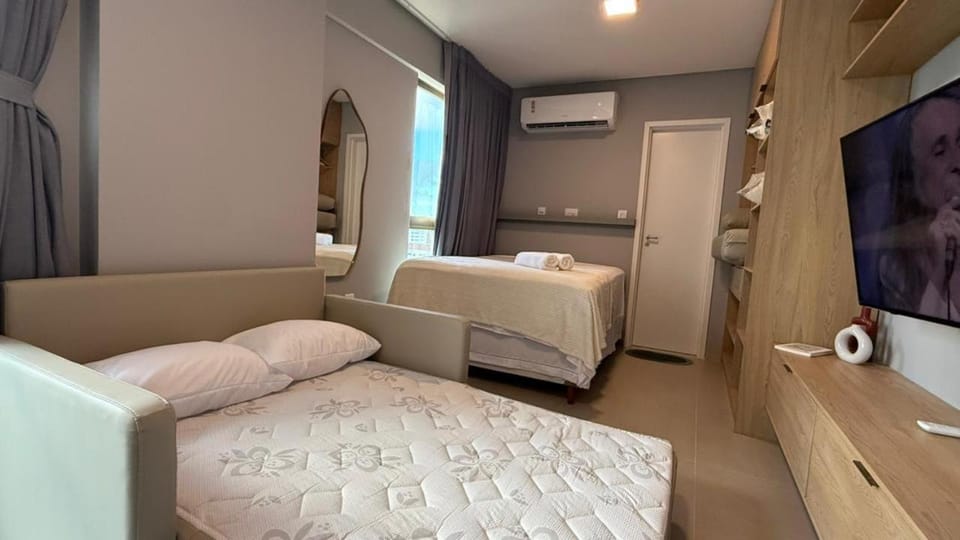 Bed, TV and multimedia, Living room, Photo of the whole room, Seating area, Bedroom, air conditioner