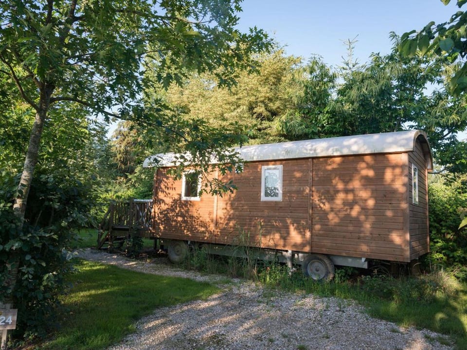 Roulotte avec animaux admis - 4 pers. - API-1-52-2780 Campground/ 
RV Resort in Centre-Val de Loire
