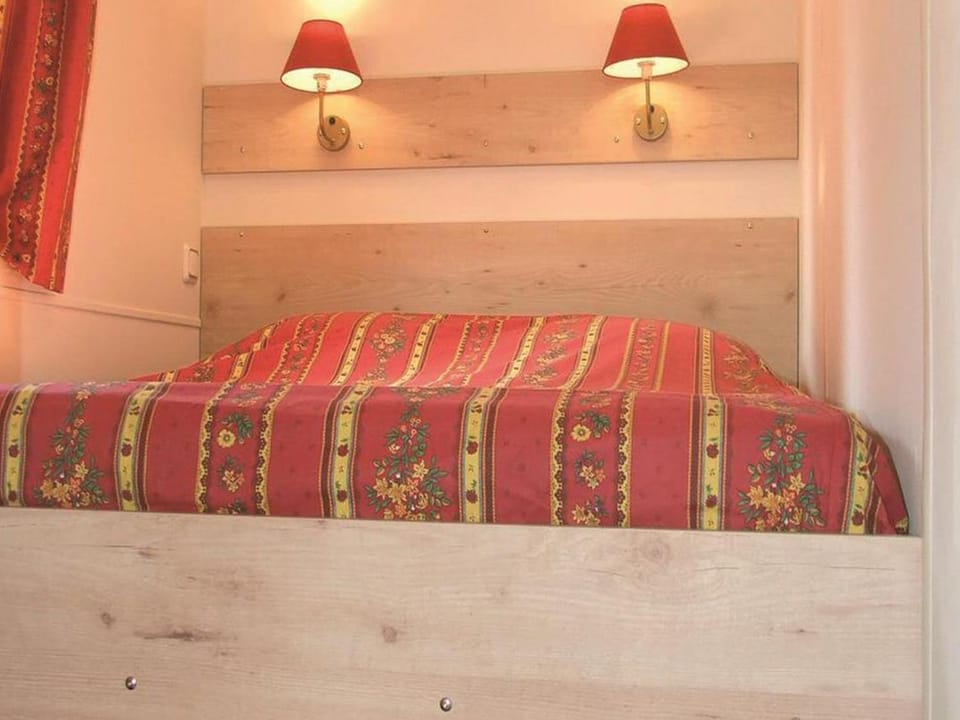 Roulotte avec animaux admis - 4 pers. - API-1-52-2780 Campground/ 
RV Resort in Centre-Val de Loire