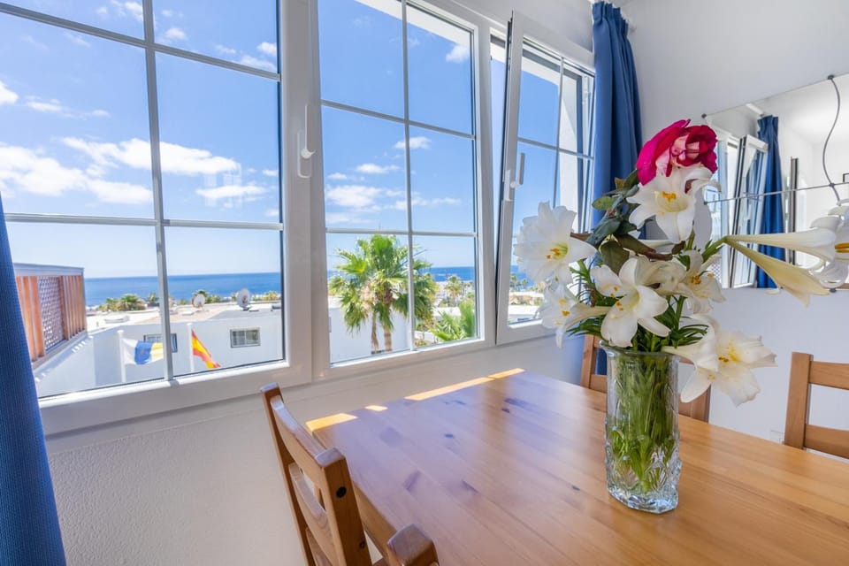 Photo of the whole room, Decorative detail, Dining area, Sea view