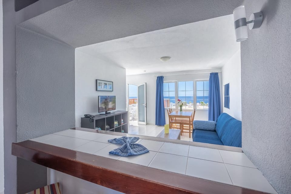 TV and multimedia, Kitchen or kitchenette, Living room, Seating area, Dining area