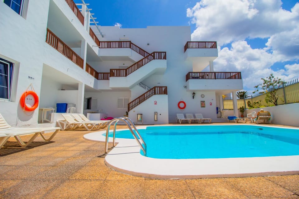 Property building, Day, Pool view, Swimming pool, sunbed