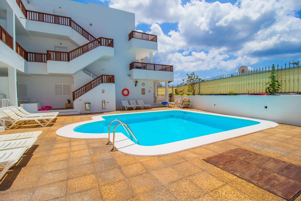 Property building, Patio, Day, Pool view, Swimming pool, sunbed
