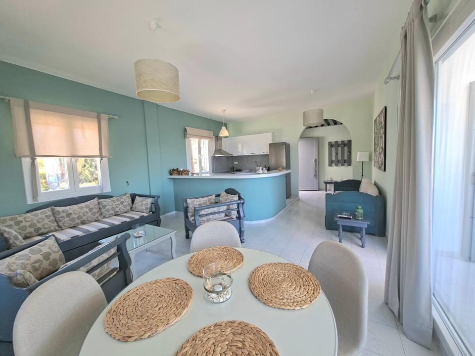 Kitchen or kitchenette, Living room, Seating area, Dining area