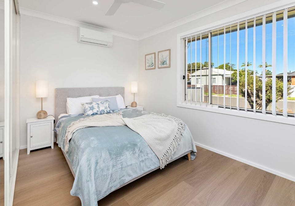 Bed, Photo of the whole room, Bedroom, air conditioner