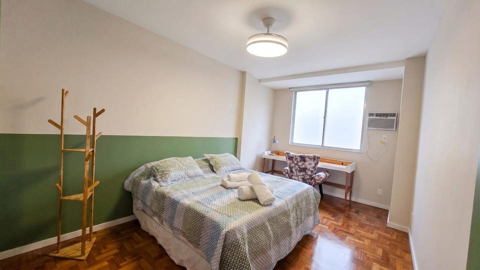Bed, Photo of the whole room, Seating area, Bedroom, towels, air conditioner