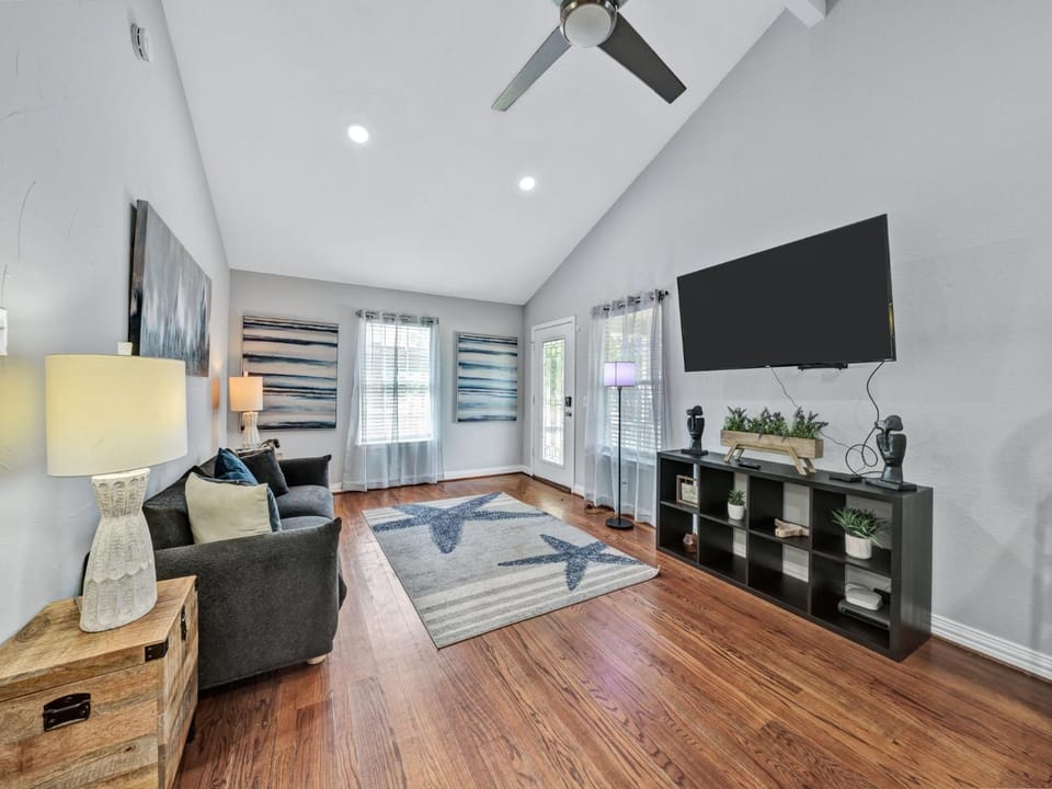 Backyard Oasis 5 Mins to Downtown Apartment in Dallas