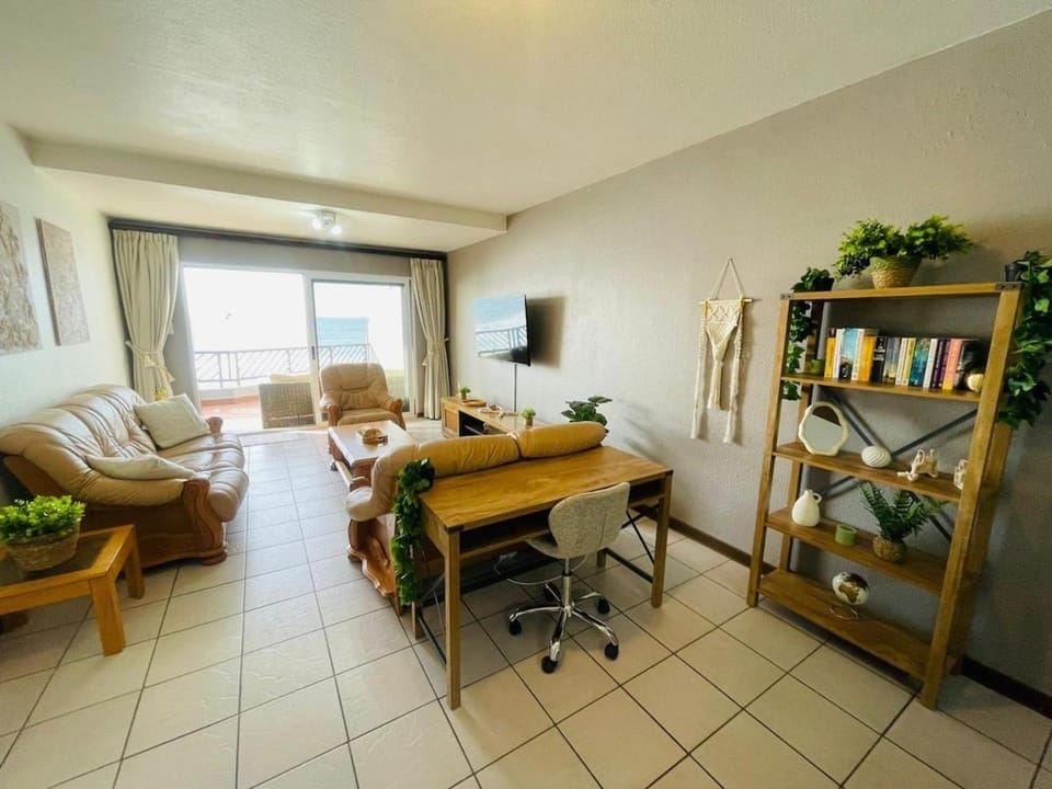 Classic Beachfront Gem - Cozy Coastal Living Apartment in KwaZulu-Natal