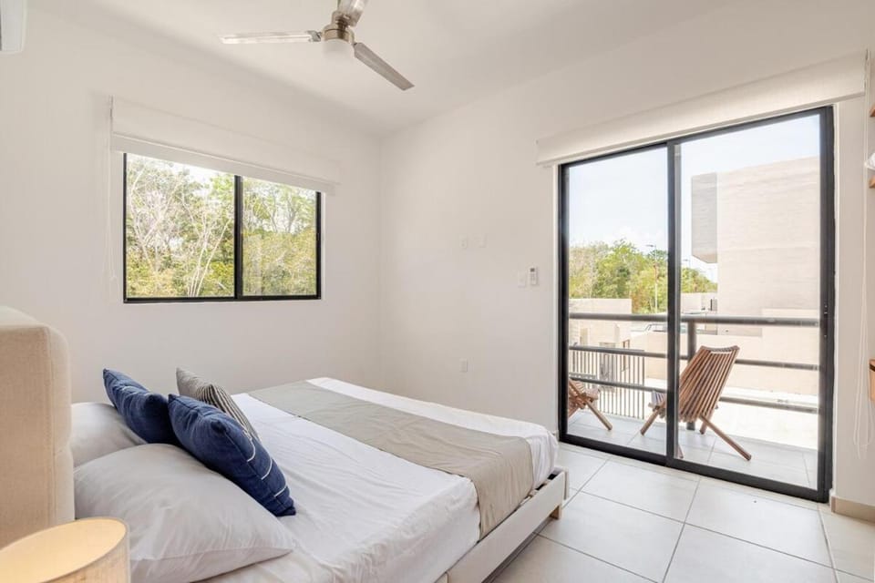 Resort Vibes King bed pool balcony 10 min to Beach Apartment in State of Quintana Roo
