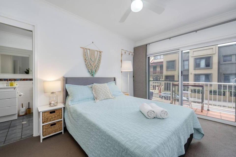 Shower, Patio, Bed, Bathroom, Bedroom, wardrobe