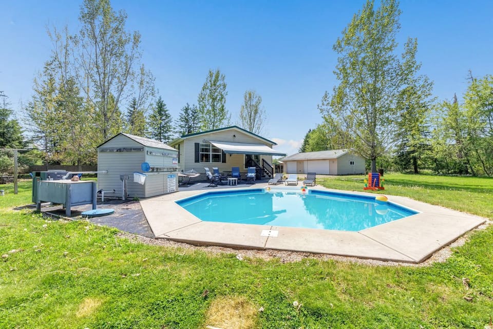 Stunning pool house between Lakewood and Mountain! House in Wisconsin