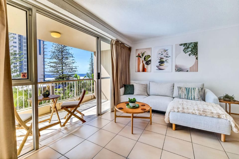 Vista Beachside Coastal Escape Surfers Paradise Apartment in Surfers Paradise