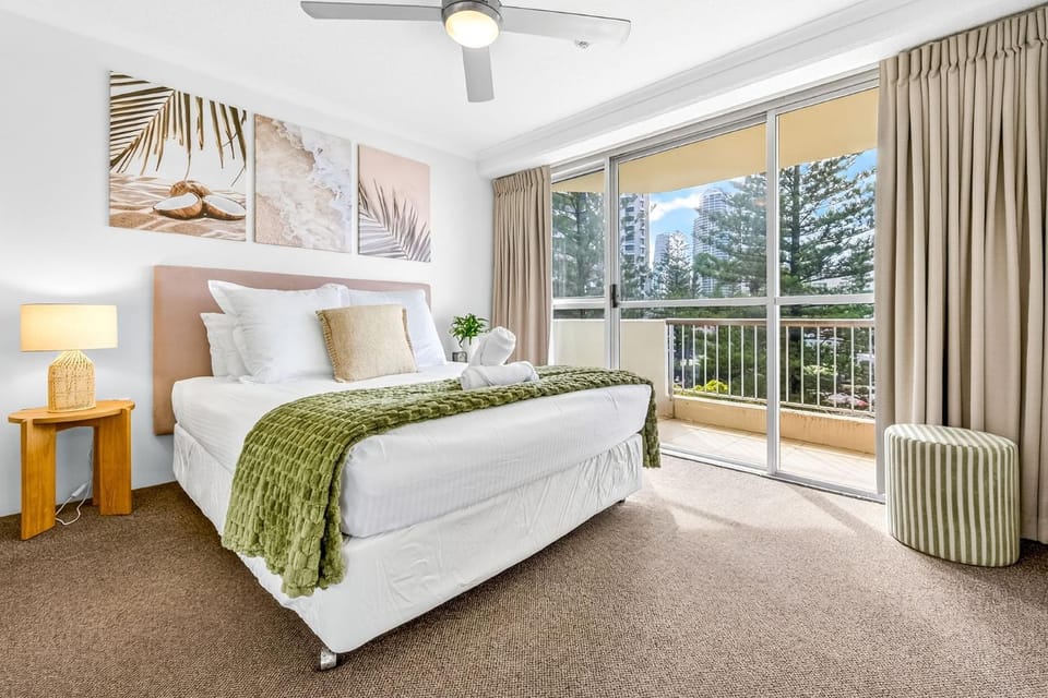 Vista Beachside Coastal Escape Surfers Paradise Apartment in Surfers Paradise