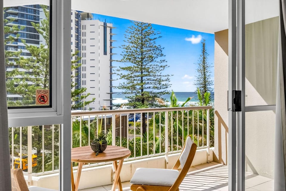 Vista Beachside Coastal Escape Surfers Paradise Apartment in Surfers Paradise