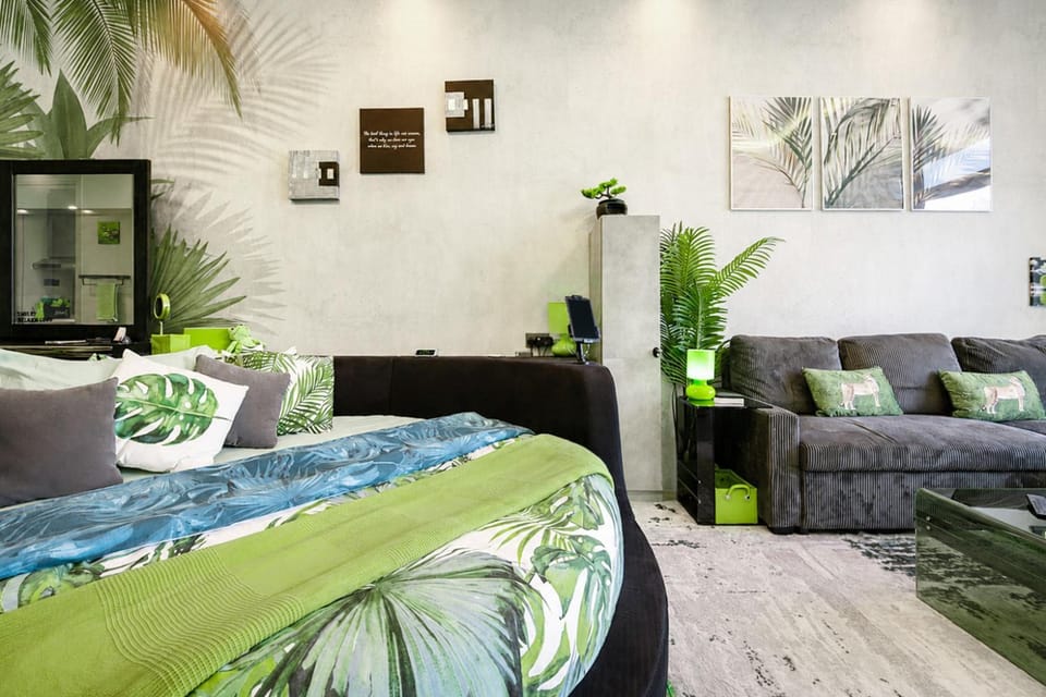 Bed, Seating area