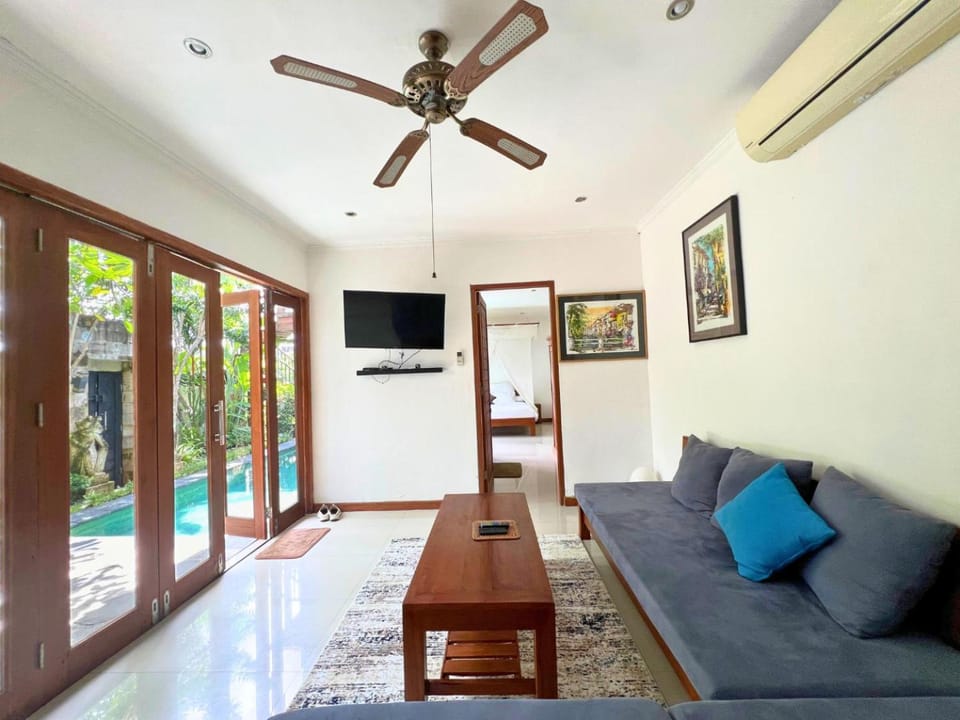 Property building, Communal lounge/ TV room, Day, TV and multimedia, Seating area, Pool view, air conditioner