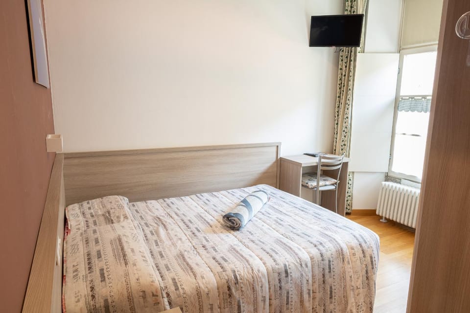 Bed, TV and multimedia, Photo of the whole room, Bedroom, towels
