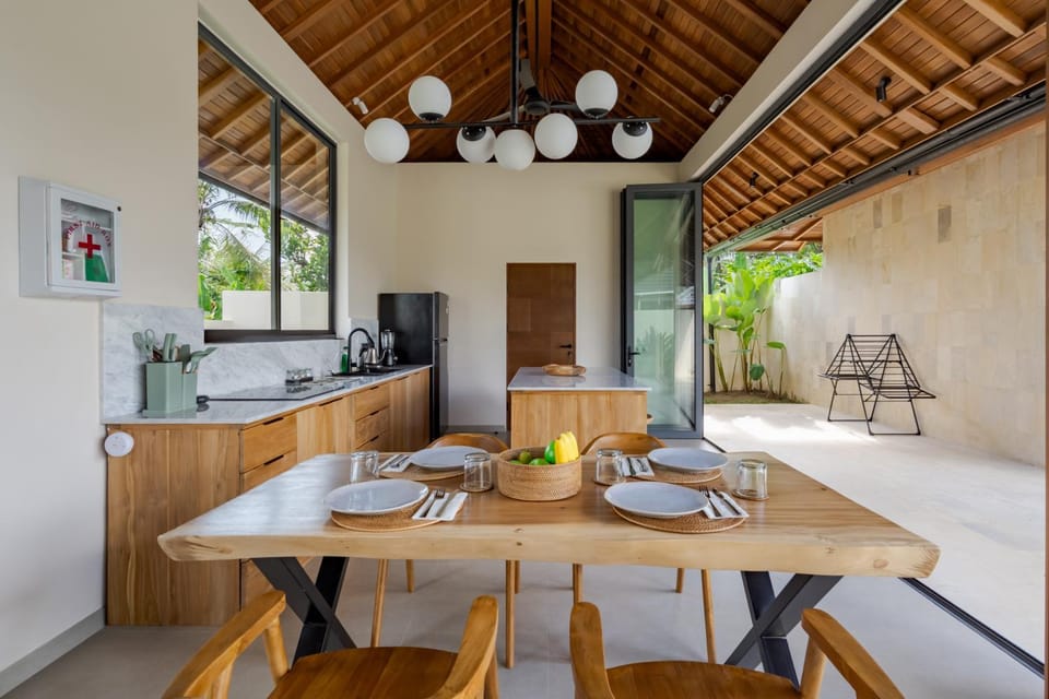 Kitchen or kitchenette, Food and drinks, Dining area, stove