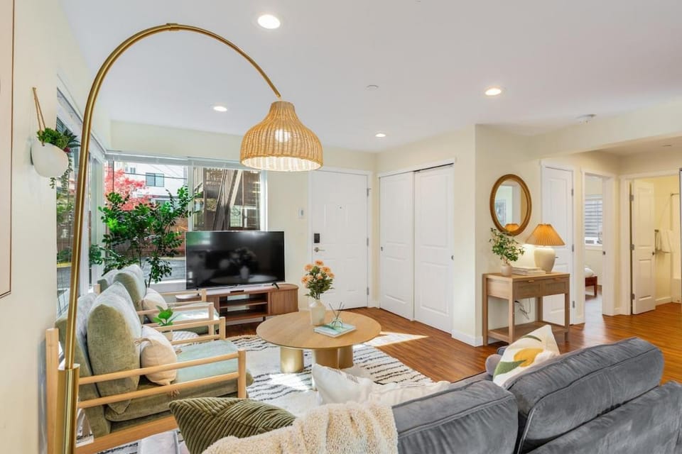 Designated Parking AC Walks to Space Needle DT Apartment in South Lake Union