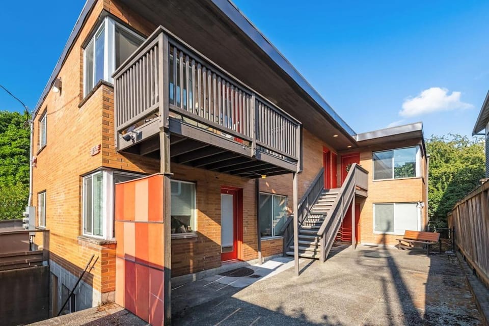 Mins to WorldCup Design Parking Walks to DT AC ADA House in South Lake Union