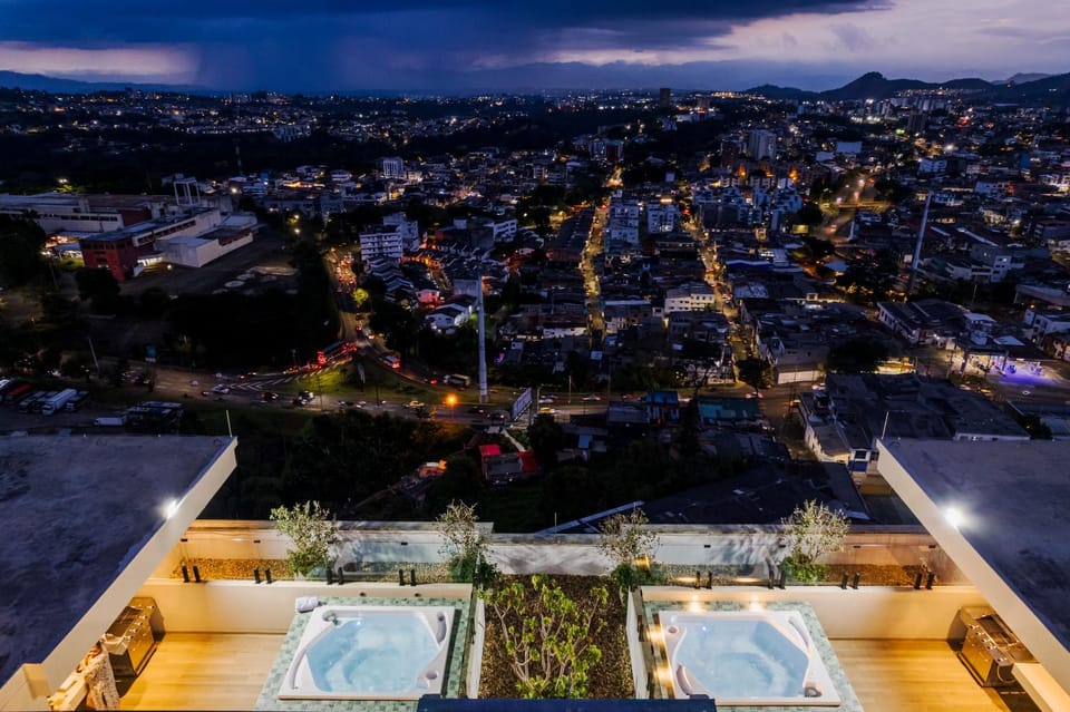Summit Penthouse Pinares 3 Hab Jacuzzi Rooftop Apartment in Pereira