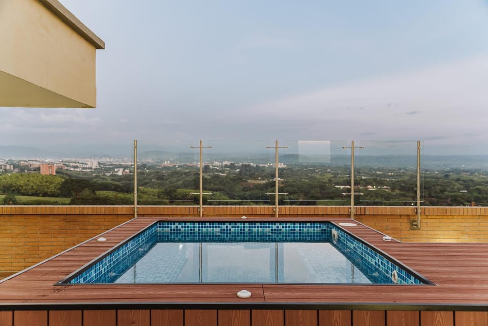 Quiet Cerritos Retreat Jacuzzi & 180 Sunsets Apartment in Risaralda