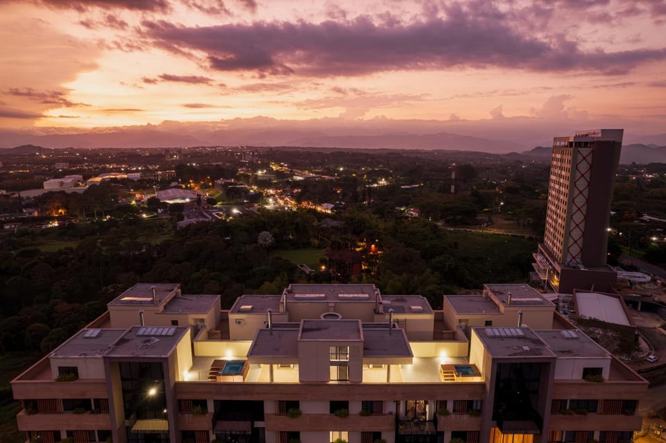 Quiet Cerritos Retreat Jacuzzi & 180 Sunsets Apartment in Risaralda
