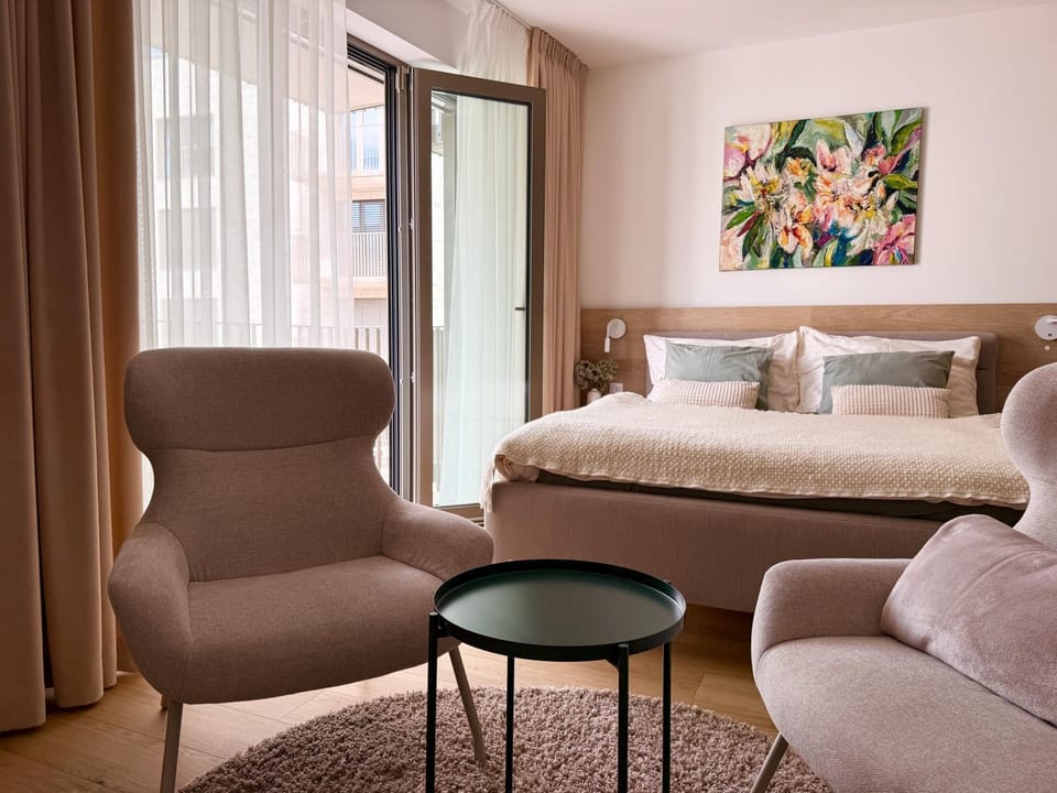 Bed, Seating area
