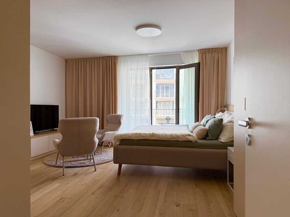 Bed, Seating area