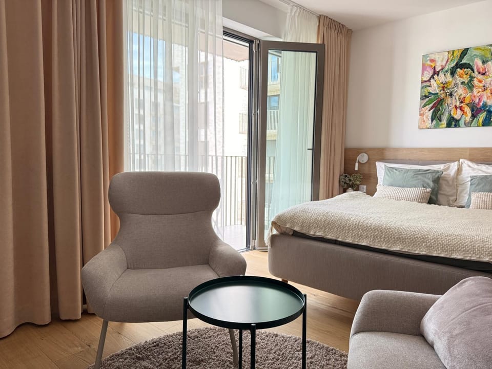 Bed, Seating area