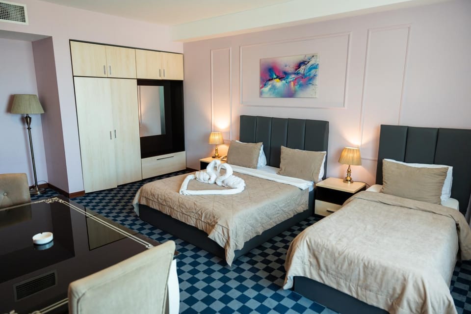 Bed, TV and multimedia, Living room, Photo of the whole room, Seating area, Bedroom, towels, wardrobe
