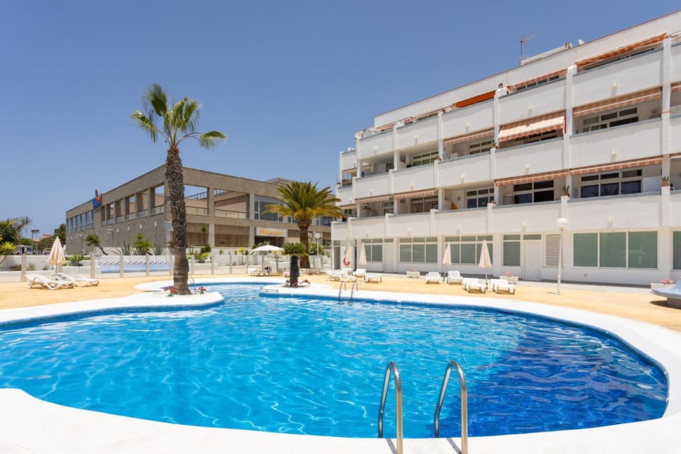 Property building, Swimming pool, sunbed