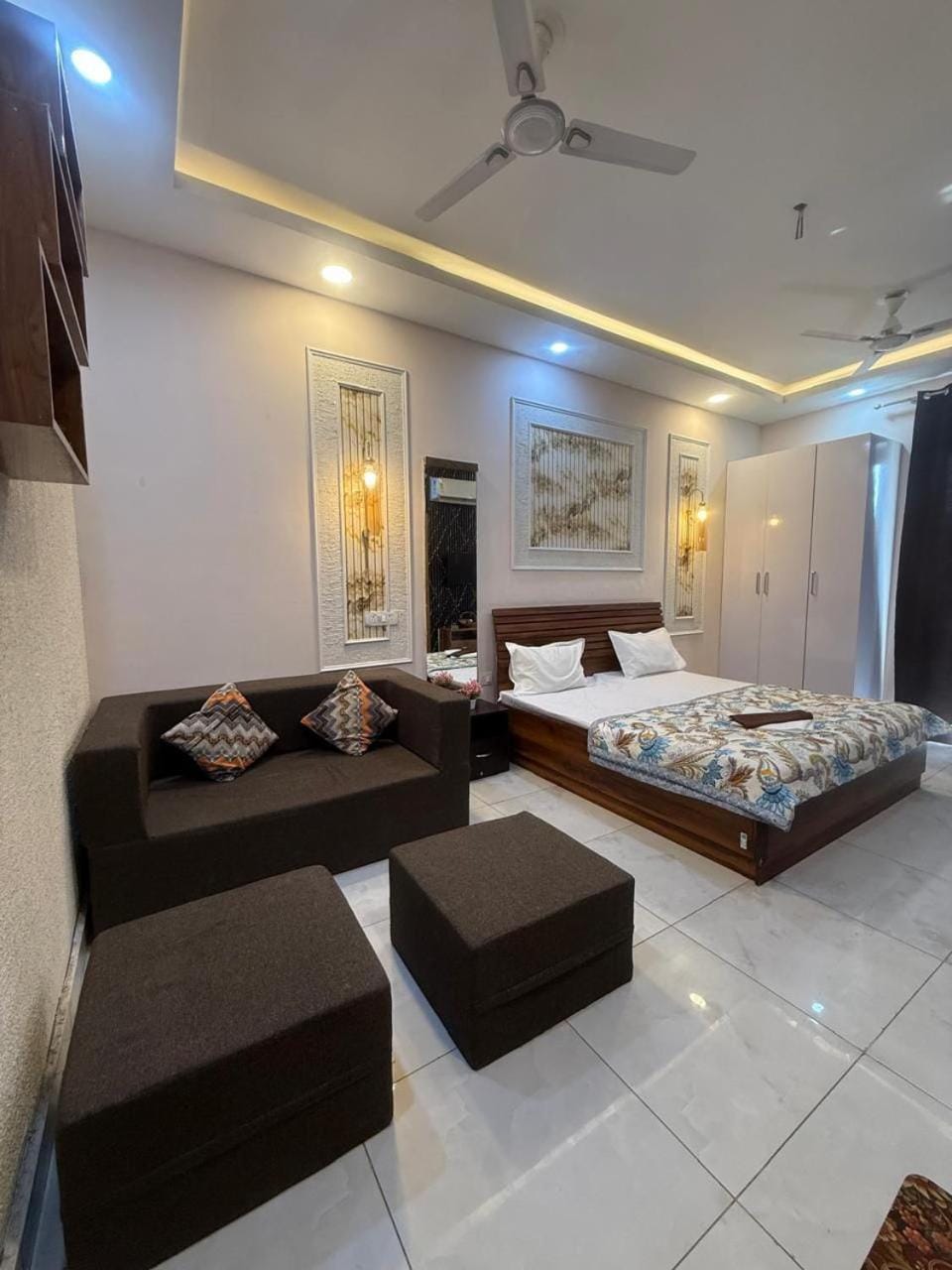 Cozy Studio Apartment in North Eye Noida Apartment in Noida