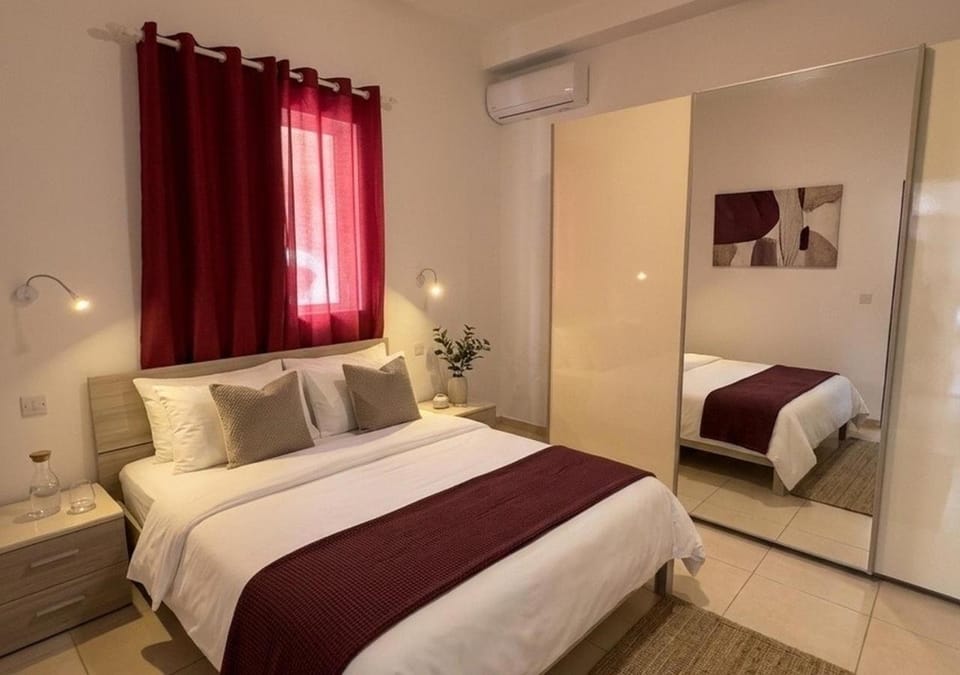 Photo of the whole room, Bedroom, wardrobe, air conditioner