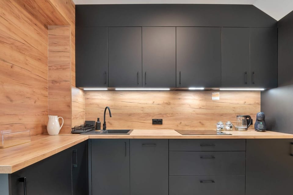 Coffee/tea facilities, Kitchen or kitchenette, stove